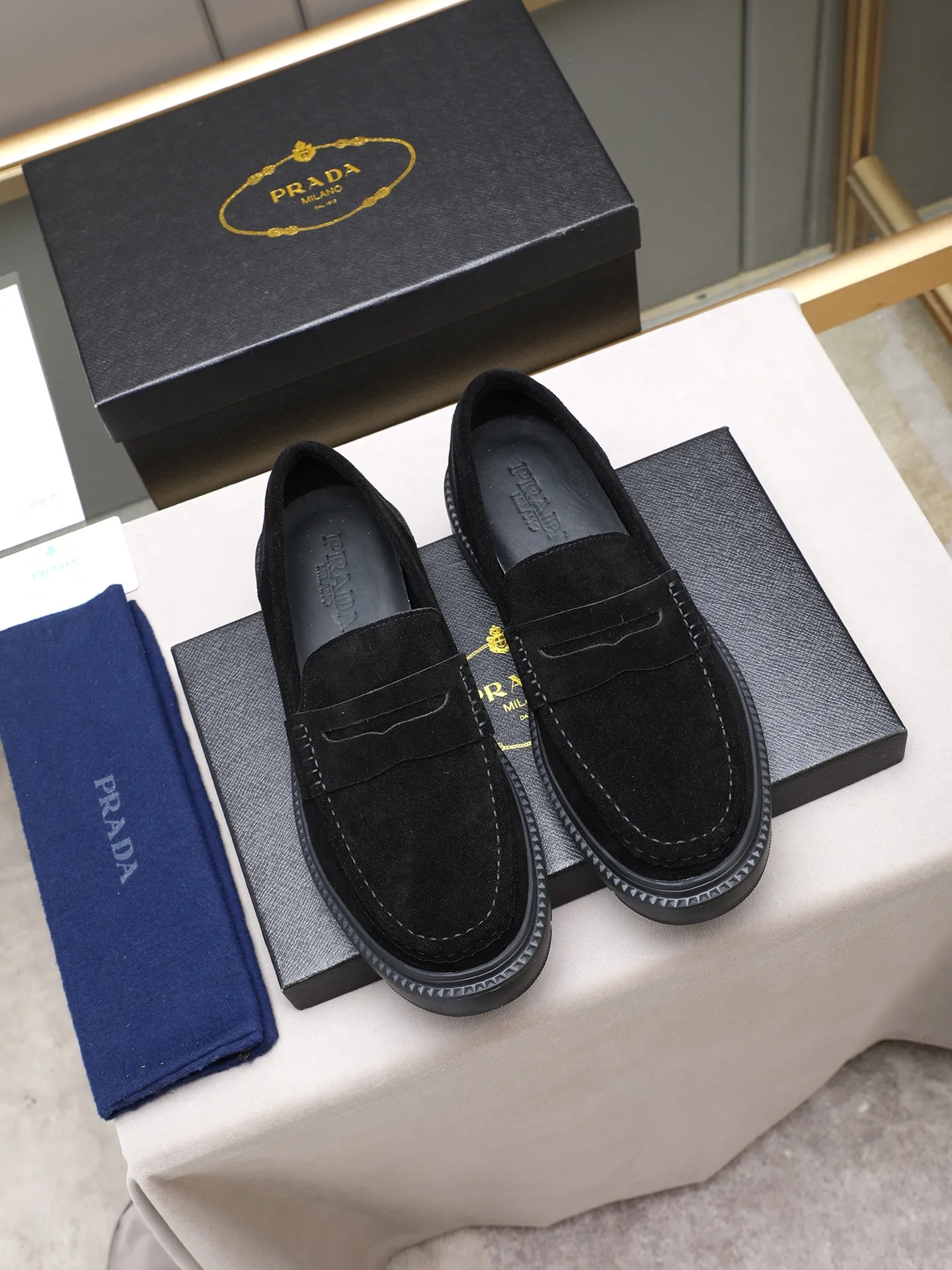 Men's shoes💰480 [Available on Tmall and Taobao major platforms] Prada men's best-selling premium casual leather shoes, imported first-layer matte cowhide loafers combine exquisite elements with modern charm, are strong in toughness, resistant to folding, not easily deformed, and durable in wear! Water-dyed sheep's ➕cow pad! Foam ultra-light and wear-resistant outsole, code number 38-44 (45 is custom-made, non-returnable and non-exchangeable)